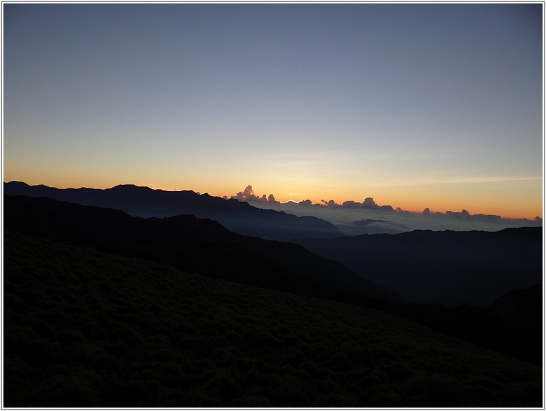 2014-07-15 05-09-47南雙頭山前大草坡看日出.JPG